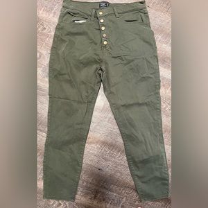 Womens size 32/14 regular.